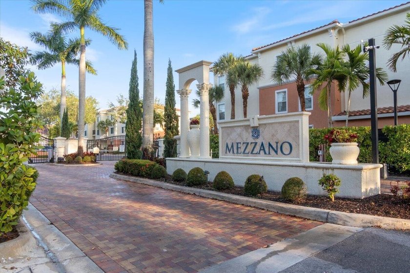 Simply Stunning!! Sought after and rarely available 3 bed 2 bath - photo 2