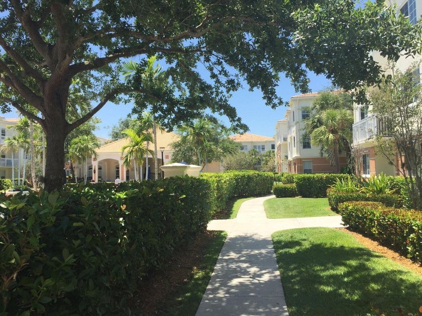 Simply Stunning!! Sought after and rarely available 3 bed 2 bath - photo 6