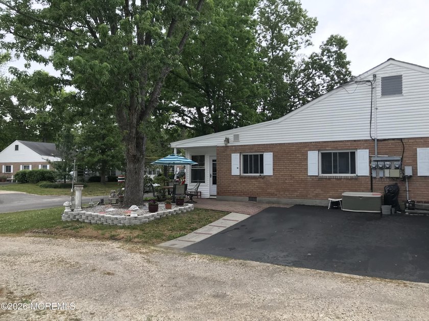 Pride of ownership abounds in this lovingly maintained 2 bedroom - photo 18