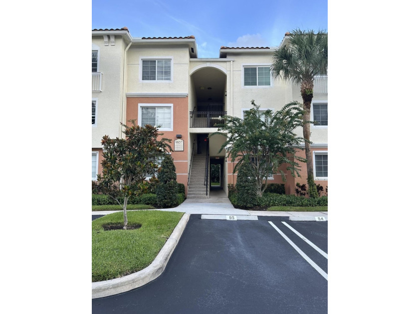 Simply Stunning!! Sought after and rarely available 3 bed 2 bath - photo 8