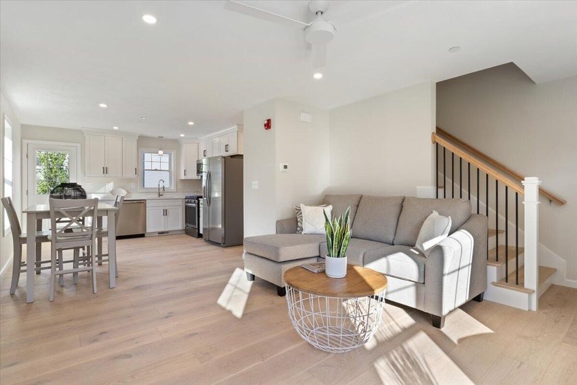 Like-new luxury 2-bedroom, 2.5-bath end-unit townhome in an - photo 9