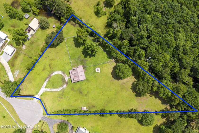 Precious home situated on 1.8 acres in the highly desirable - photo 2