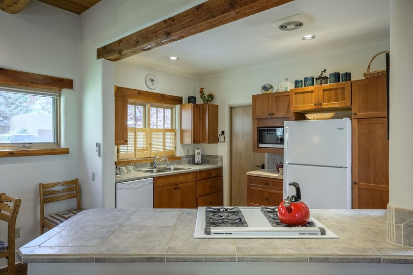 OPEN, LIGHT-FILLED SINGLE-LEVEL CONDOMINIUM IN THE HIGHLY - photo 12