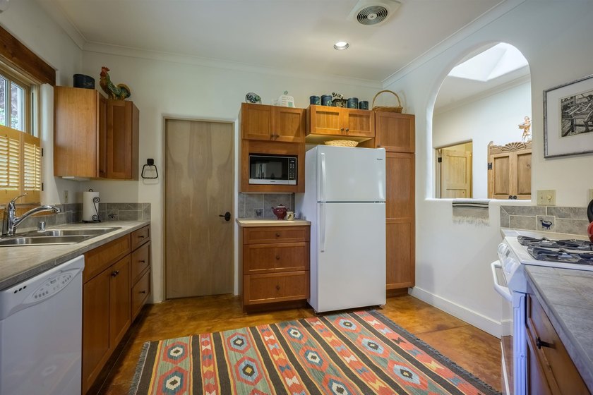 OPEN, LIGHT-FILLED SINGLE-LEVEL CONDOMINIUM IN THE HIGHLY - photo 14
