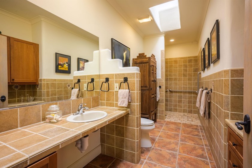 OPEN, LIGHT-FILLED SINGLE-LEVEL CONDOMINIUM IN THE HIGHLY - photo 19