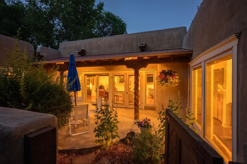 OPEN, LIGHT-FILLED SINGLE-LEVEL CONDOMINIUM IN THE HIGHLY - photo 27