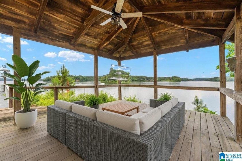 Sellers are taking a loss! This custom-built home with - photo 2