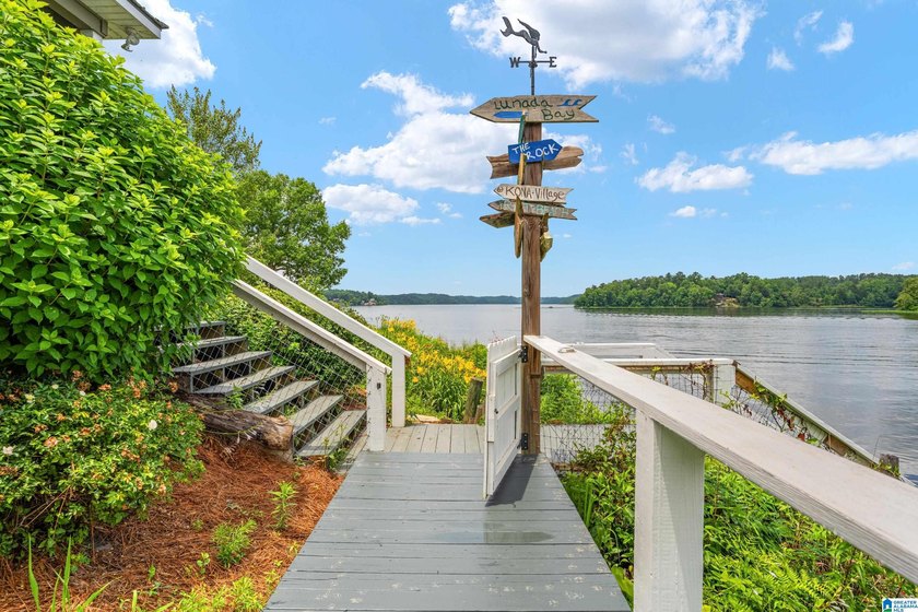 Sellers are taking a loss! This custom-built home with - photo 3