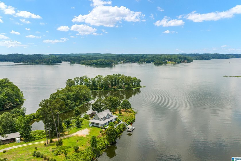 Sellers are taking a loss! This custom-built home with - photo 6