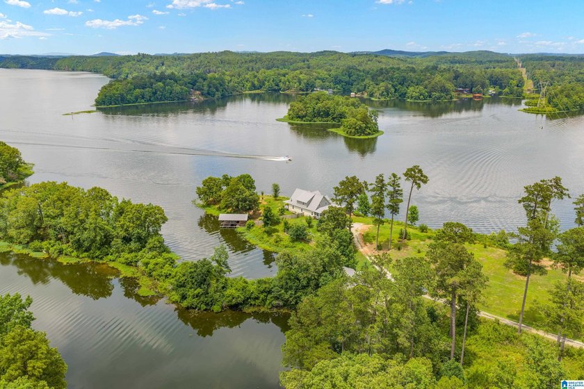 Sellers are taking a loss! This custom-built home with - photo 8