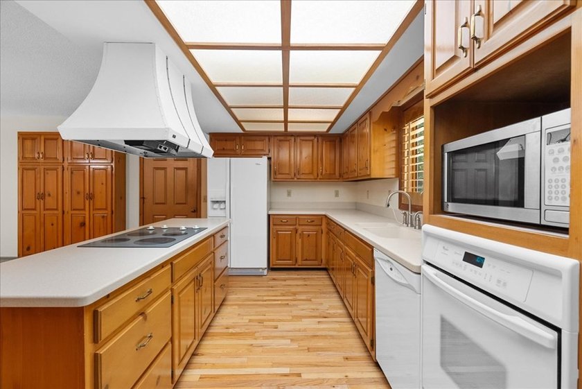 Beautiful home featuring 4 oversized bedrooms and 3.5 baths - photo 15