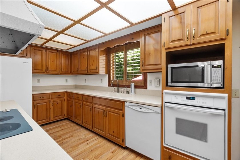 Beautiful home featuring 4 oversized bedrooms and 3.5 baths - photo 17