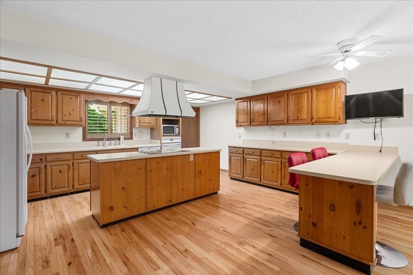 Beautiful home featuring 4 oversized bedrooms and 3.5 baths - photo 18