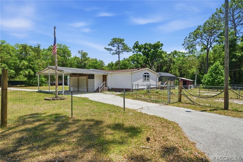 Homosassa!!! 3-bedroom 2 bath triple wide mobile home situated - photo 2