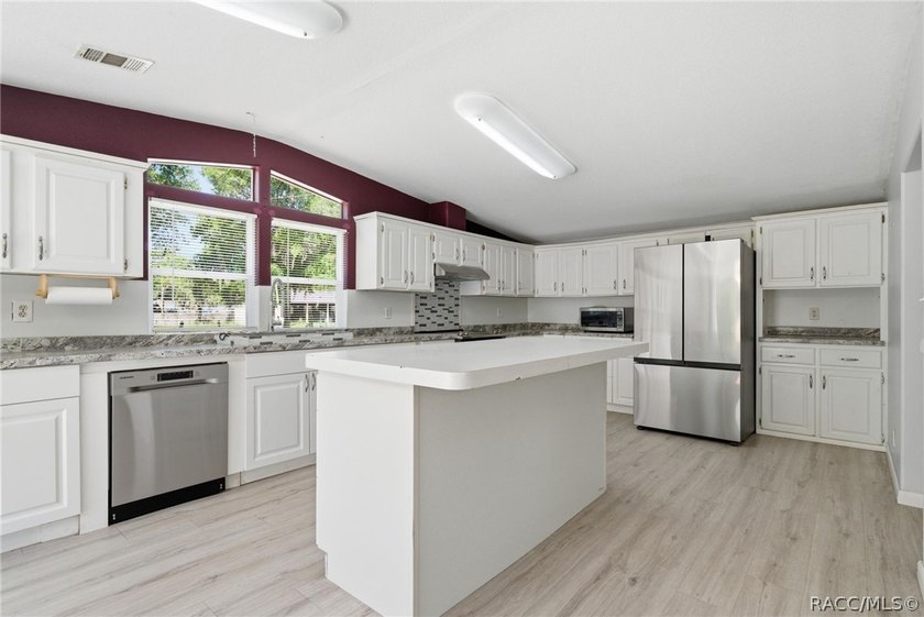 Homosassa!!! 3-bedroom 2 bath triple wide mobile home situated - photo 8