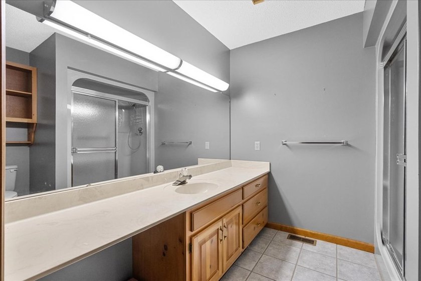 Beautiful home featuring 4 oversized bedrooms and 3.5 baths - photo 37