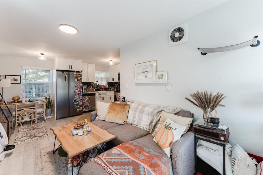 2 separate units / duplex. One in front one in back. One unit is - photo 3
