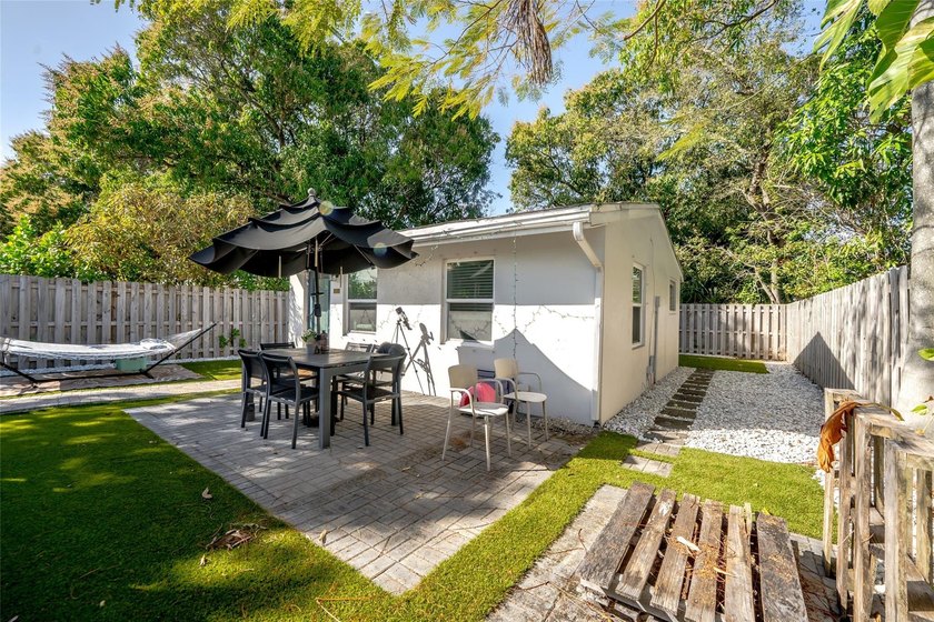 2 separate units / duplex. One in front one in back. One unit is - photo 9