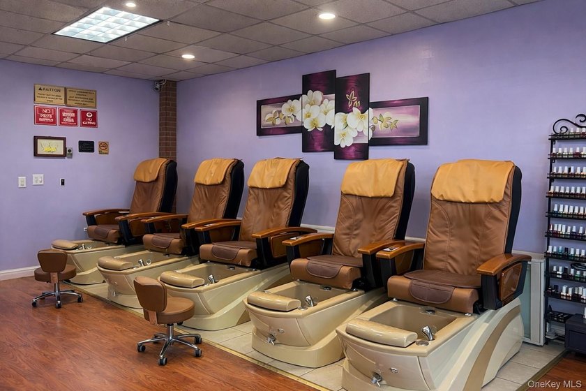 Well-established nail salon located on a busy commercial street - photo 3