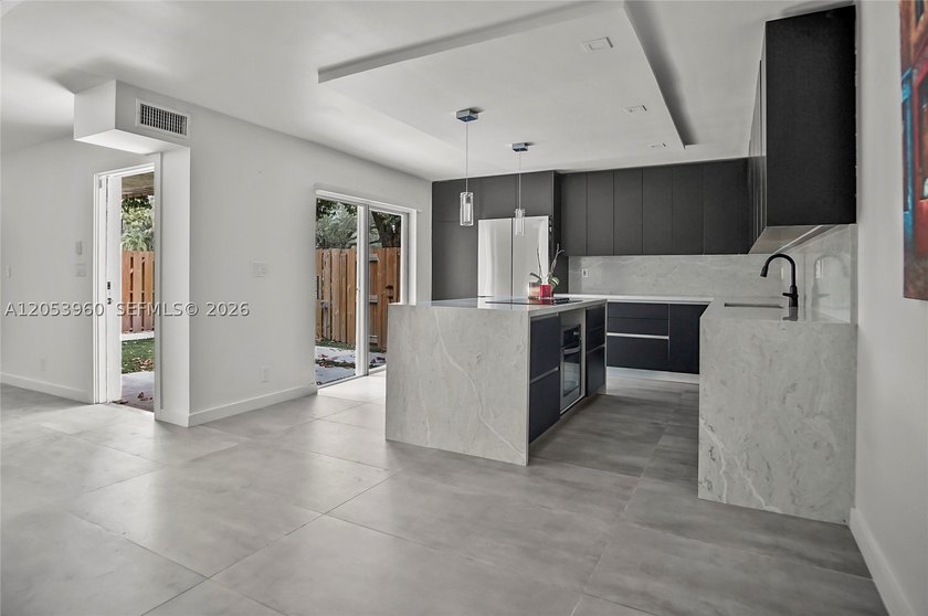 Beautifully maintained townhome in Pine Island Ridge (Woodvale) - photo 4