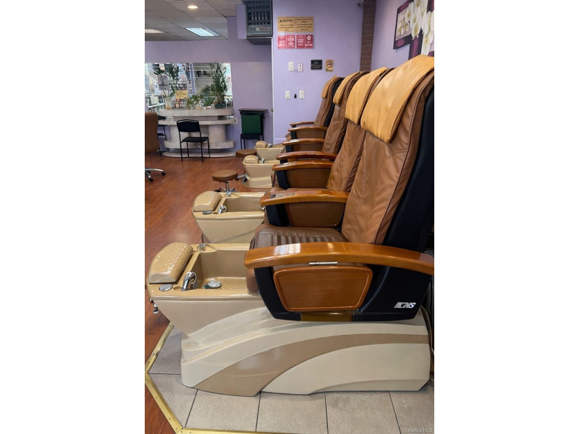 Well-established nail salon located on a busy commercial street - photo 4