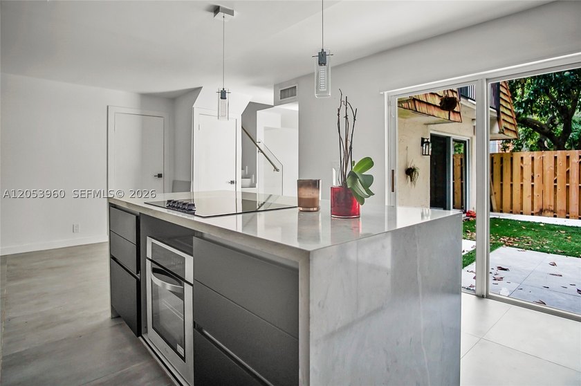Beautifully maintained townhome in Pine Island Ridge (Woodvale) - photo 5