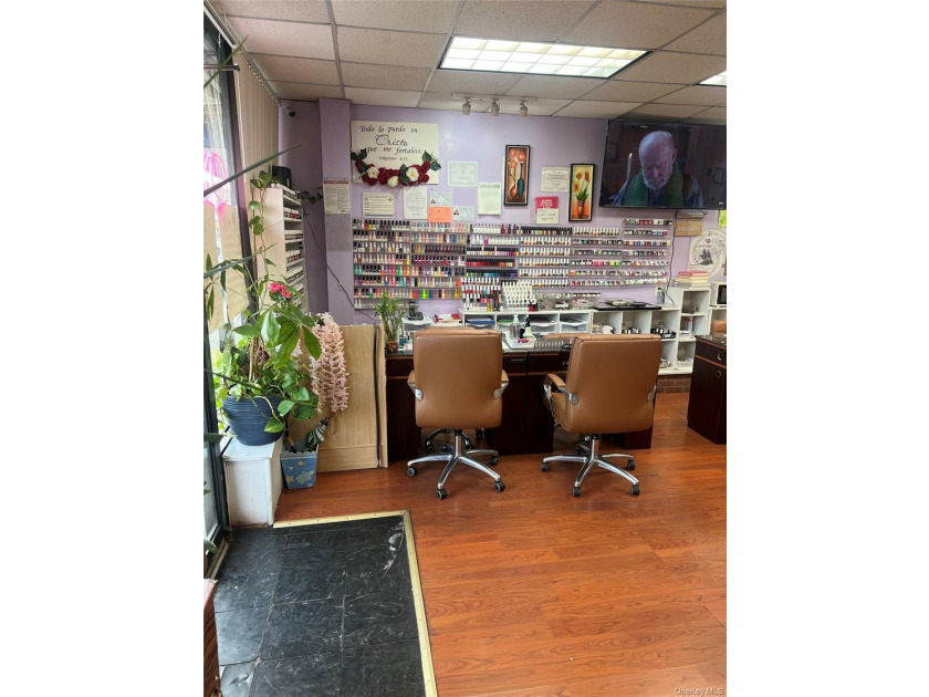 Well-established nail salon located on a busy commercial street - photo 6