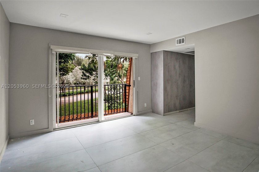 Beautifully maintained townhome in Pine Island Ridge (Woodvale) - photo 7