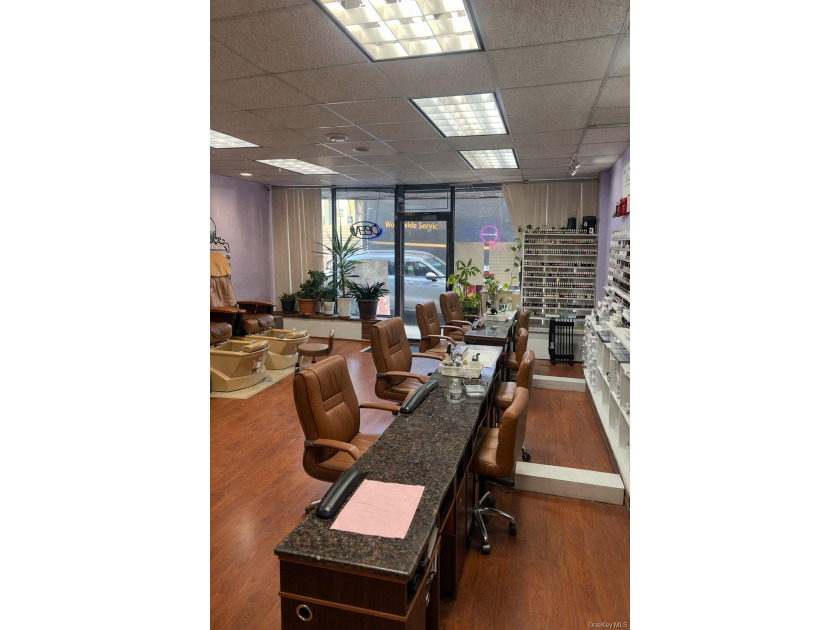 Well-established nail salon located on a busy commercial street - photo 7