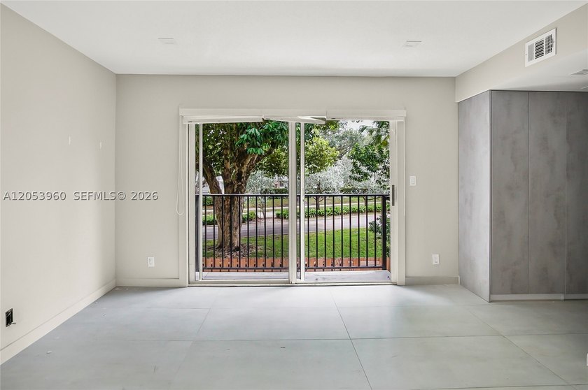 Beautifully maintained townhome in Pine Island Ridge (Woodvale) - photo 9