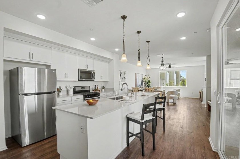 Refreshed &amp; Move-In Ready in Playa Del Sol!Step into this - photo 11