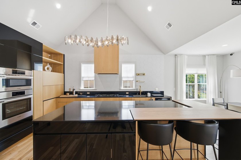 SEE VIRTUAL TOUR. Welcome to 52 Melrose Place in the highly - photo 19