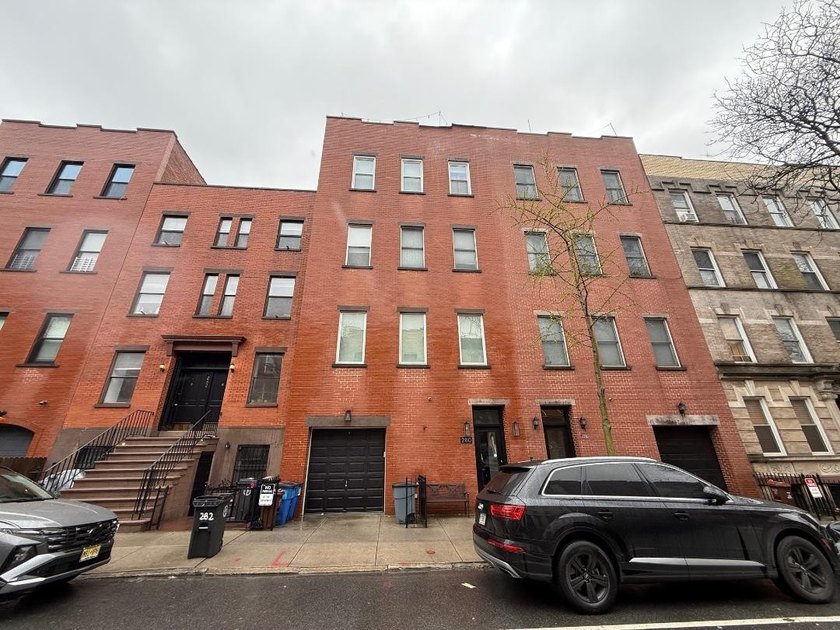 Stylish 3-Bedroom Condo in Prime Brooklyn Location Discover the - photo 2