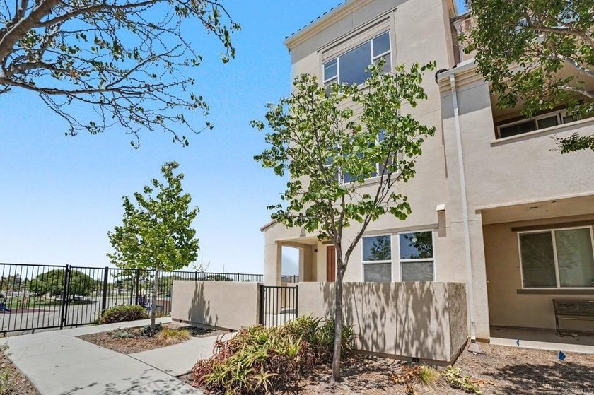 Refreshed &amp; Move-In Ready in Playa Del Sol!Step into this - photo 24