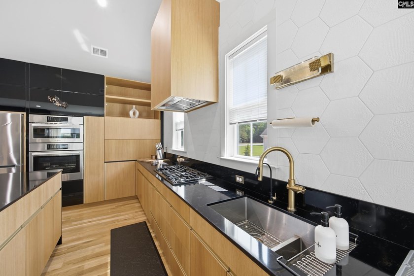 SEE VIRTUAL TOUR. Welcome to 52 Melrose Place in the highly - photo 26