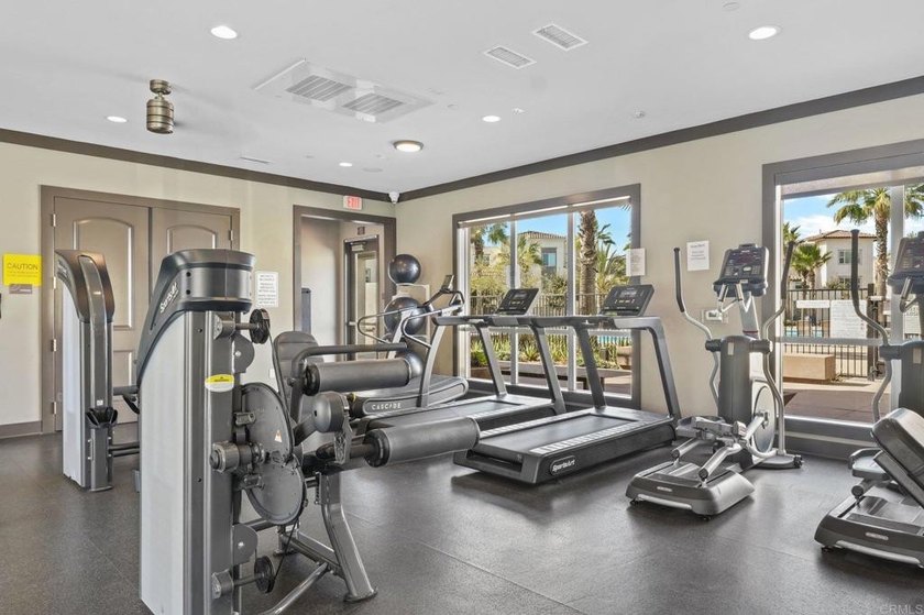 Refreshed &amp; Move-In Ready in Playa Del Sol!Step into this - photo 40