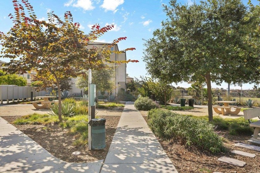 Refreshed &amp; Move-In Ready in Playa Del Sol!Step into this - photo 43