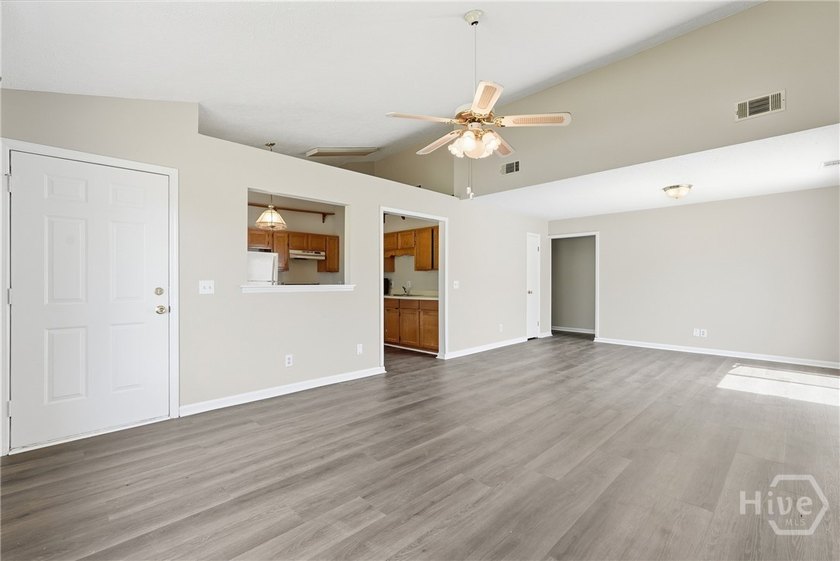 Great location with an affordable price! 3 Bedrooms and 2 Bath - photo 5
