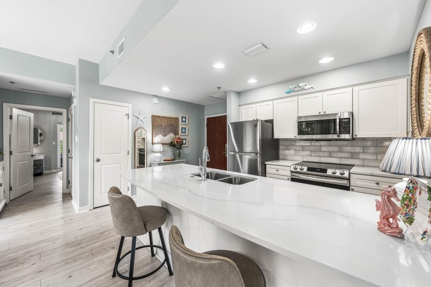 Rarely available in Luau I, this beautifully updated corner-unit - photo 17