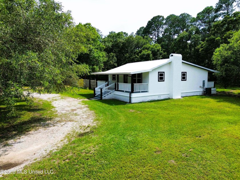 Welcome Home to this 3 bedrooms 2 baths newly renovated home in - photo 2