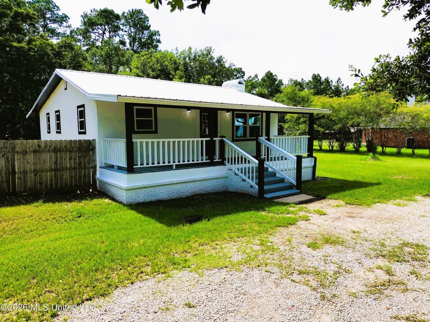 Welcome Home to this 3 bedrooms 2 baths newly renovated home in - photo 4