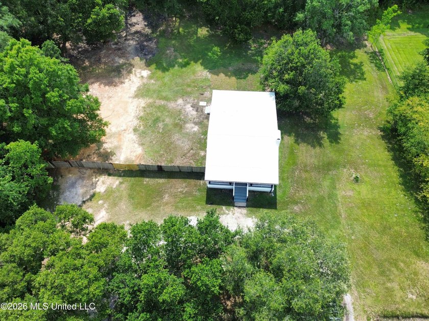 Welcome Home to this 3 bedrooms 2 baths newly renovated home in - photo 6