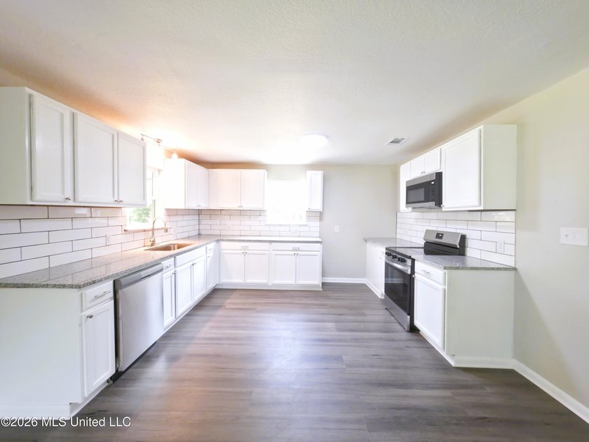 Welcome Home to this 3 bedrooms 2 baths newly renovated home in - photo 7