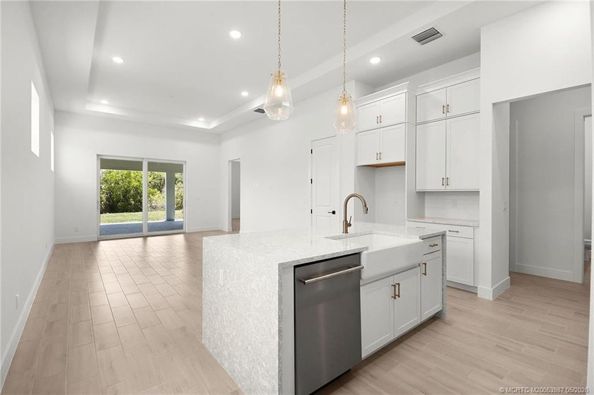 Move-in ready, NEW construction by TRUST HOMES. This 3/2/2/ lake - photo 6