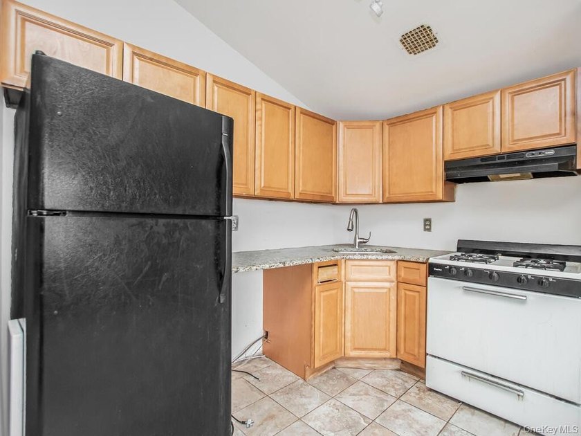 Well-maintained two-family duplex built in 1996, offering - photo 4