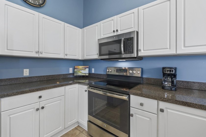 Coastal charm, exceptional space, and effortless living come - photo 11