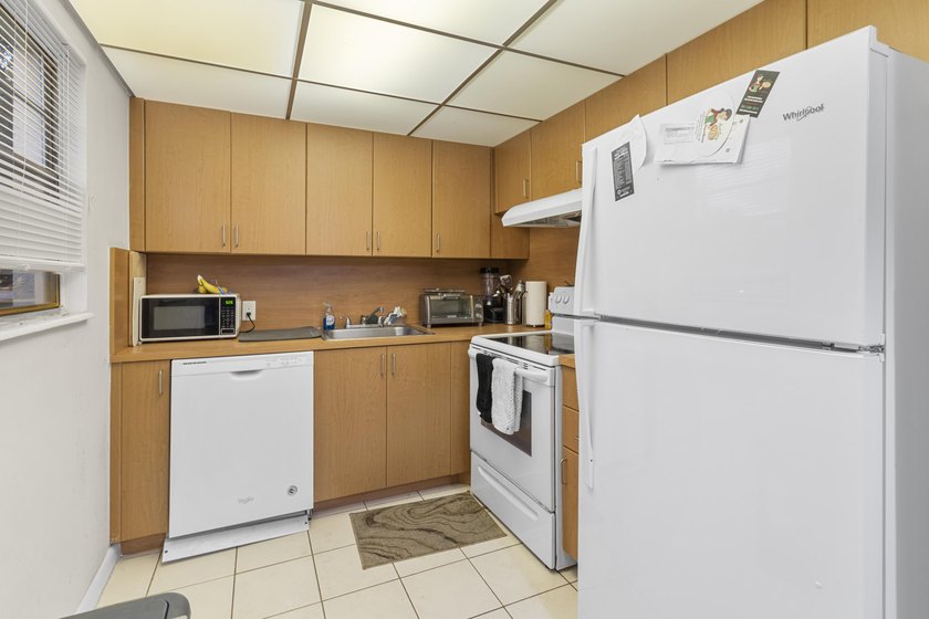 Welcome to this inviting 2-bedroom, 1.5-bathroom condominium - photo 5