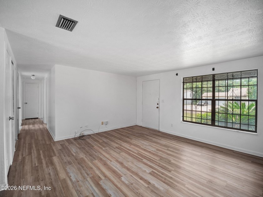 Opportunity awaits at this adorable, solid all-brick ranch pool - photo 6