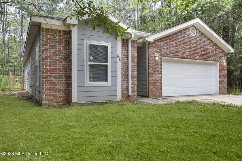 Cute as a button! Move-in ready 3 bed, 2 bath home close to - photo 3