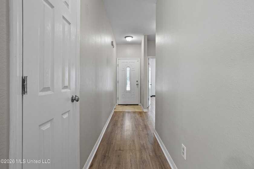 Cute as a button! Move-in ready 3 bed, 2 bath home close to - photo 4